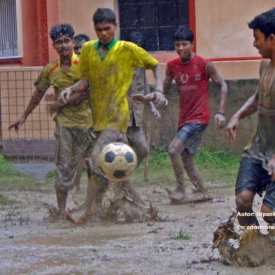 Fútbol bajo la lluvia