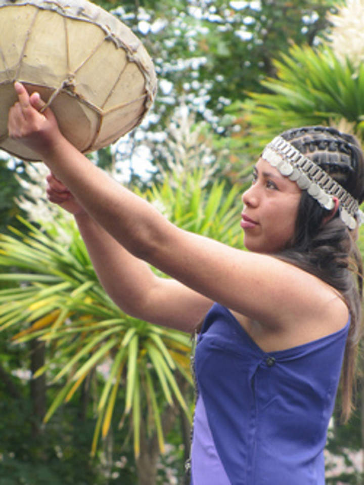 Mujer mapuche tocando el kultrún