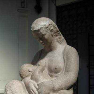 Escultura de Laura Rodig con el tema de la familia