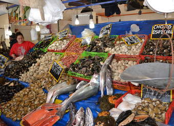 Caleta con pescado a la venta