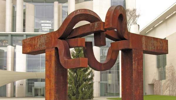 Escultura en Cancillería de Berlín de Eduardo Chillida