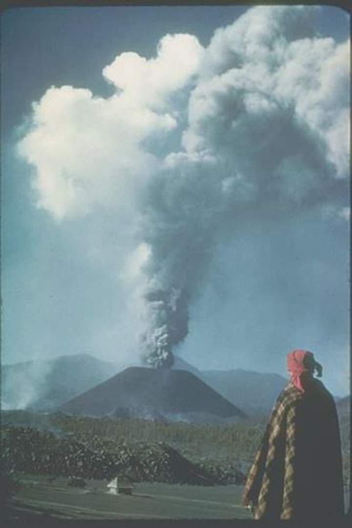 Un volcán crece en un maizal