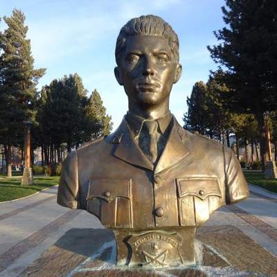 Monumento a Hernán Merino Correa, Plaza de Armas de Cochrane.