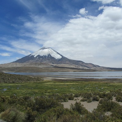 Lago Chungará y volcán Parinacota